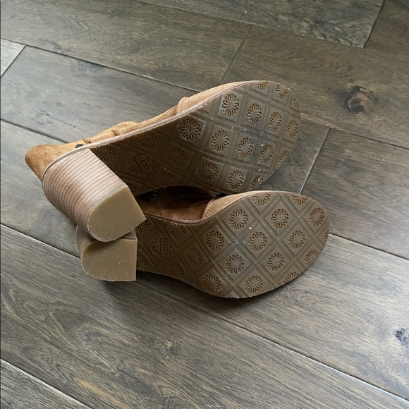 Women’s opened-toed Suede UGG heeled boot. Gently worn. WMNS size 9. - Picture 7 of 7